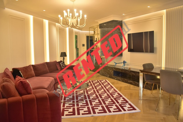 Ka nje siperfaqe prej 100 m2 te organizuar ne sallon, kuzhina eshte e vecuar si dhome me vete, dy dh